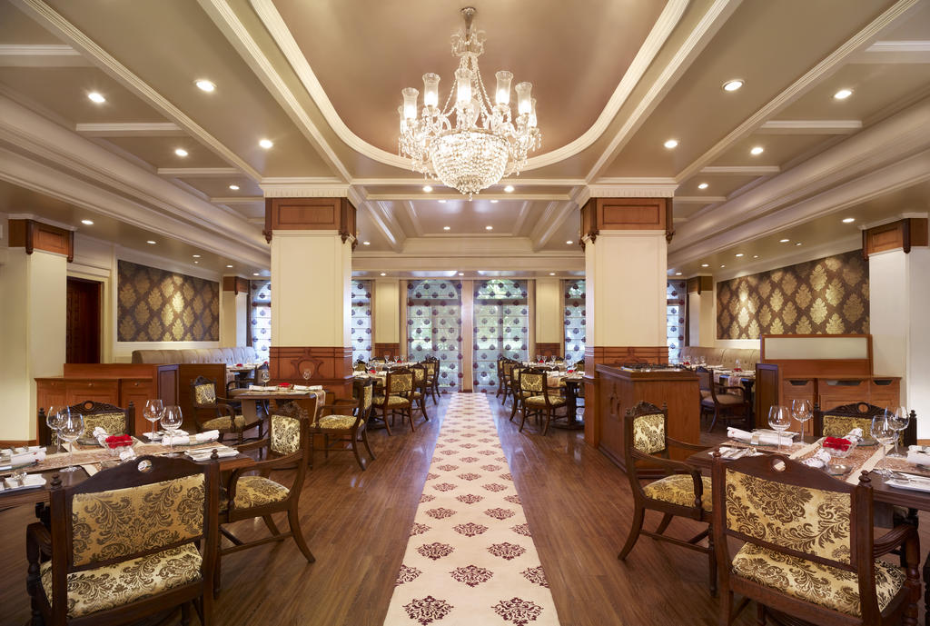 Taj Ganges Varanasi Exterior foto The interior of the restaurant