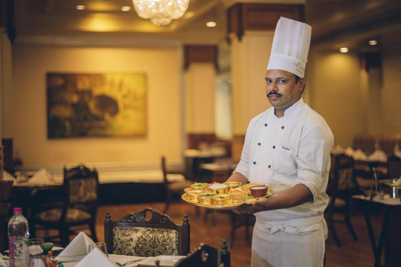 Taj Ganges Varanasi Exterior foto A chef at work