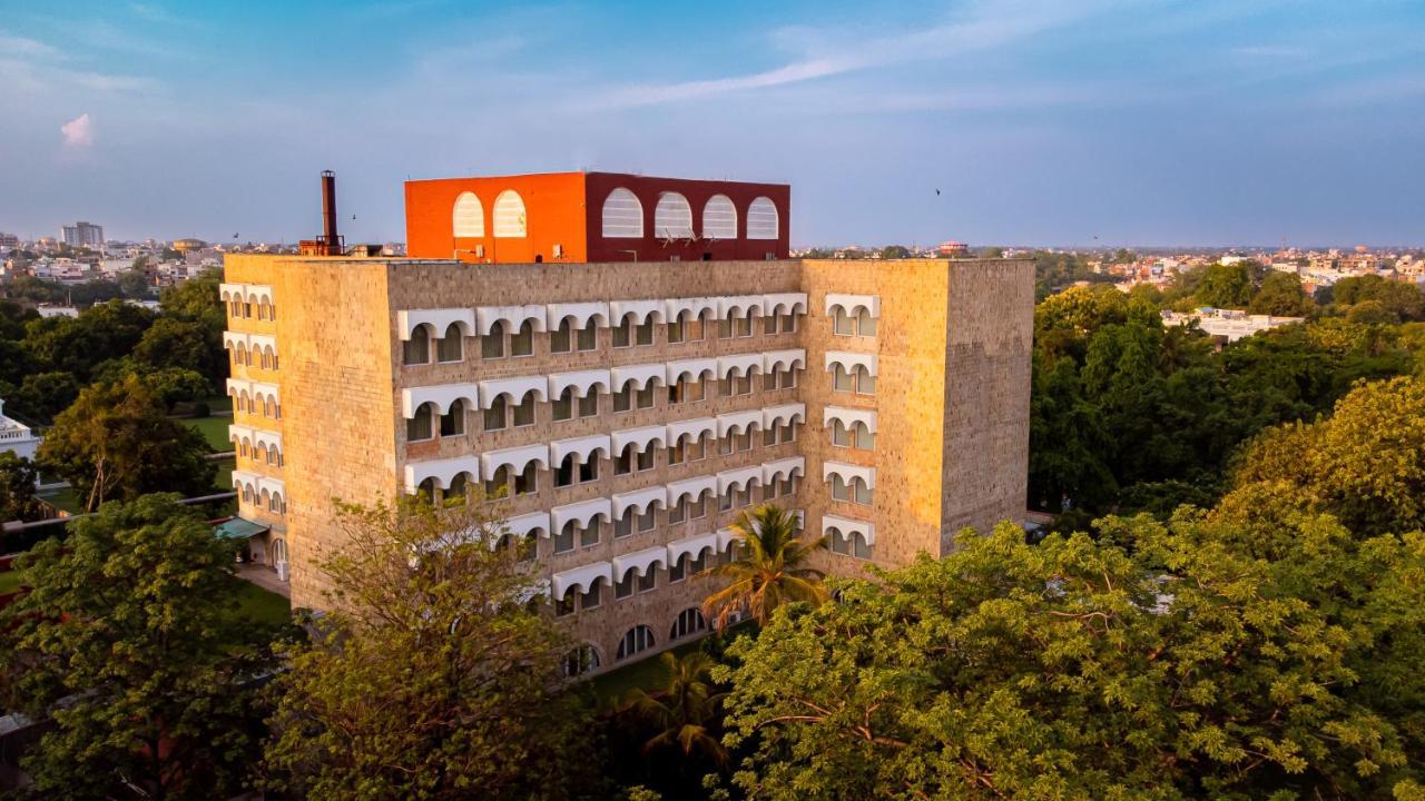 Taj Ganges Varanasi Exterior foto The main building of the university