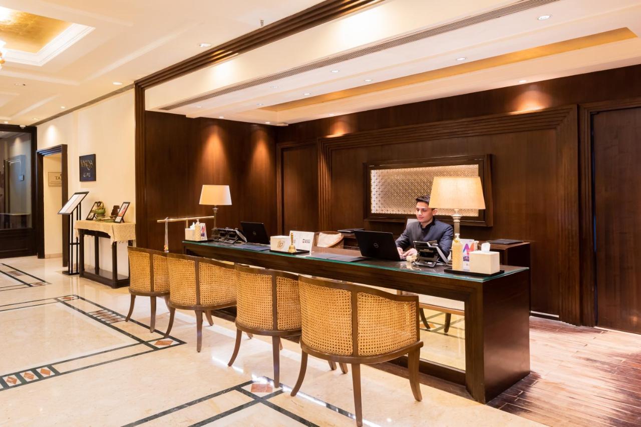 Taj Ganges Varanasi Exterior foto Concierge desk at a hotel