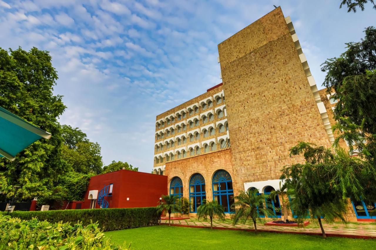 Taj Ganges Varanasi Exterior foto The main building of the university