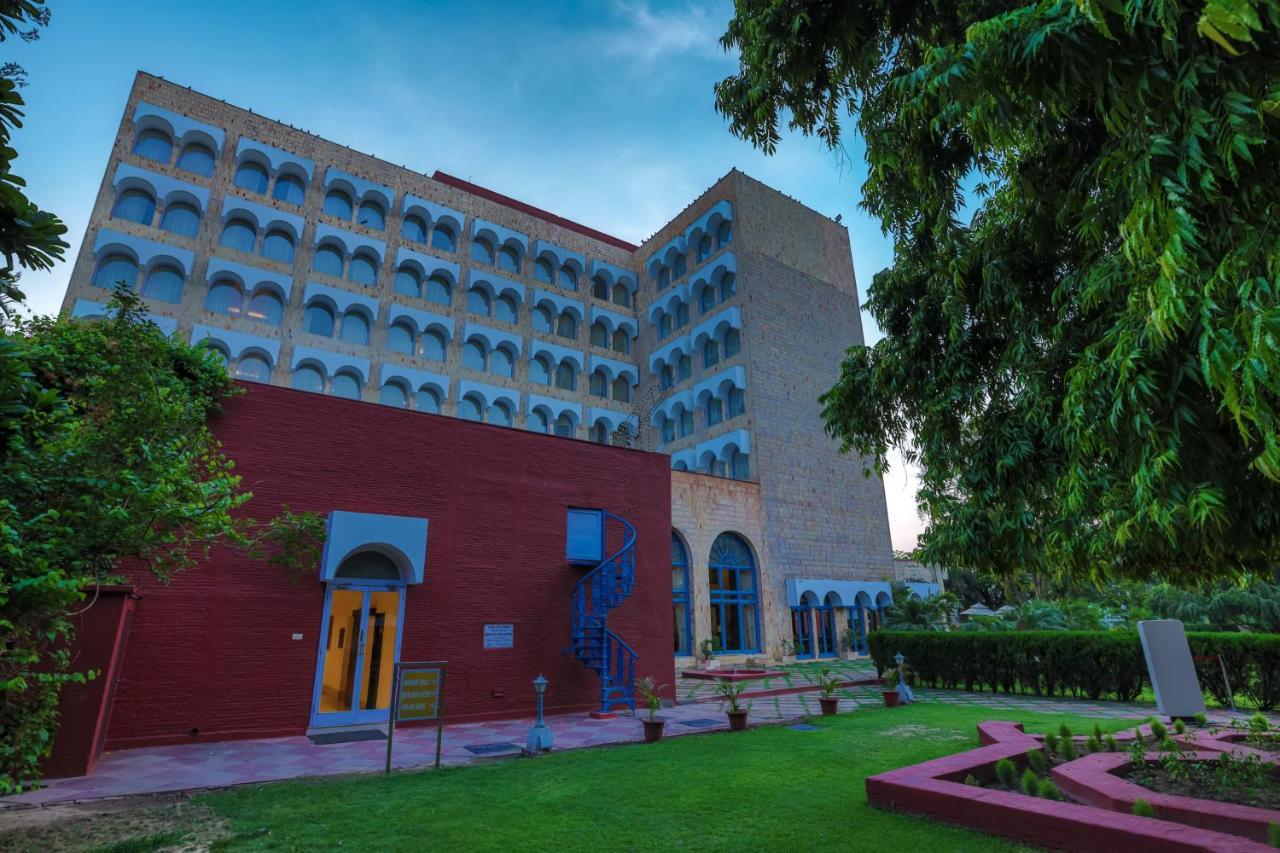 Taj Ganges Varanasi Exterior foto The main building of the university