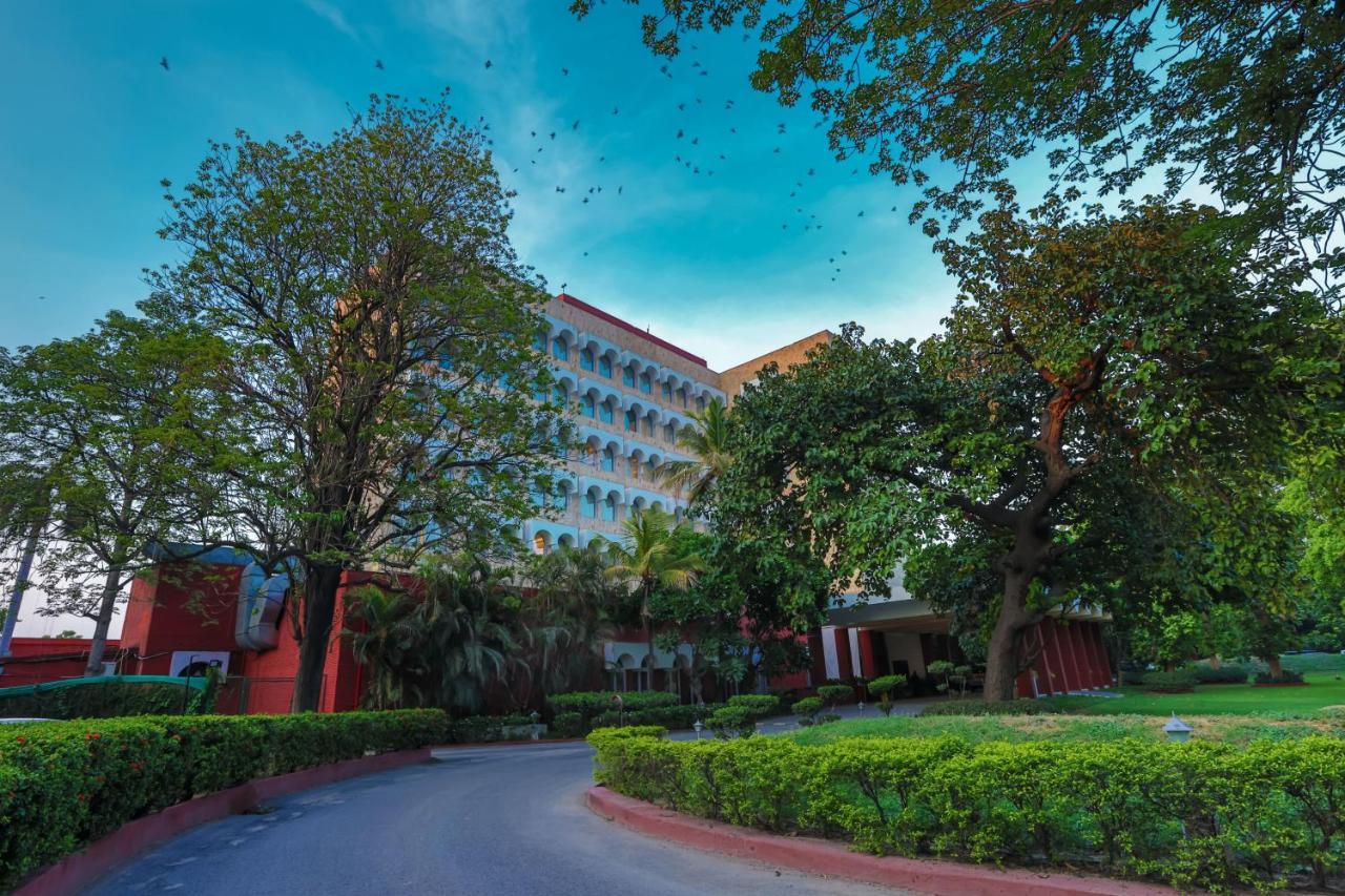 Taj Ganges Varanasi Exterior foto The main building of the university