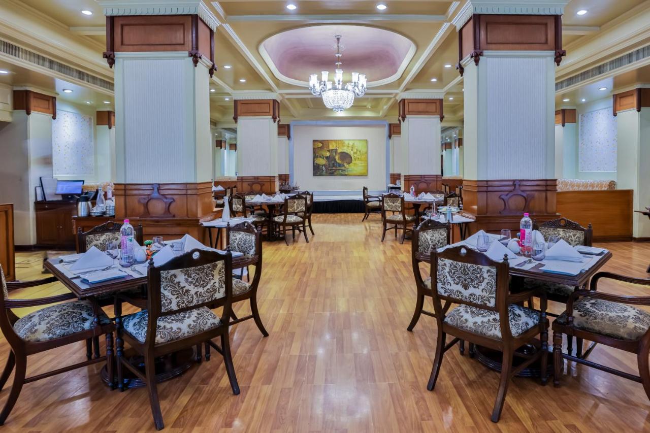 Taj Ganges Varanasi Exterior foto The restaurant