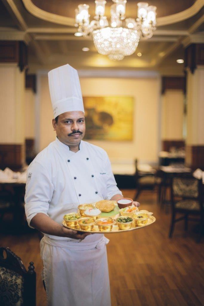 Taj Ganges Varanasi Exterior foto A chef with a selection of Indian snacks