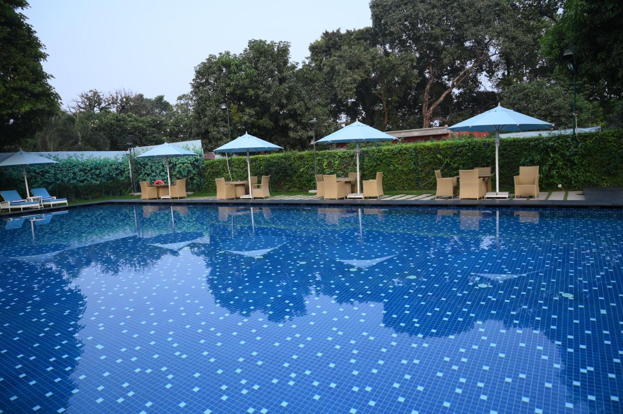 Taj Ganges Varanasi Exterior foto Swimming pool at the Taj Bengal