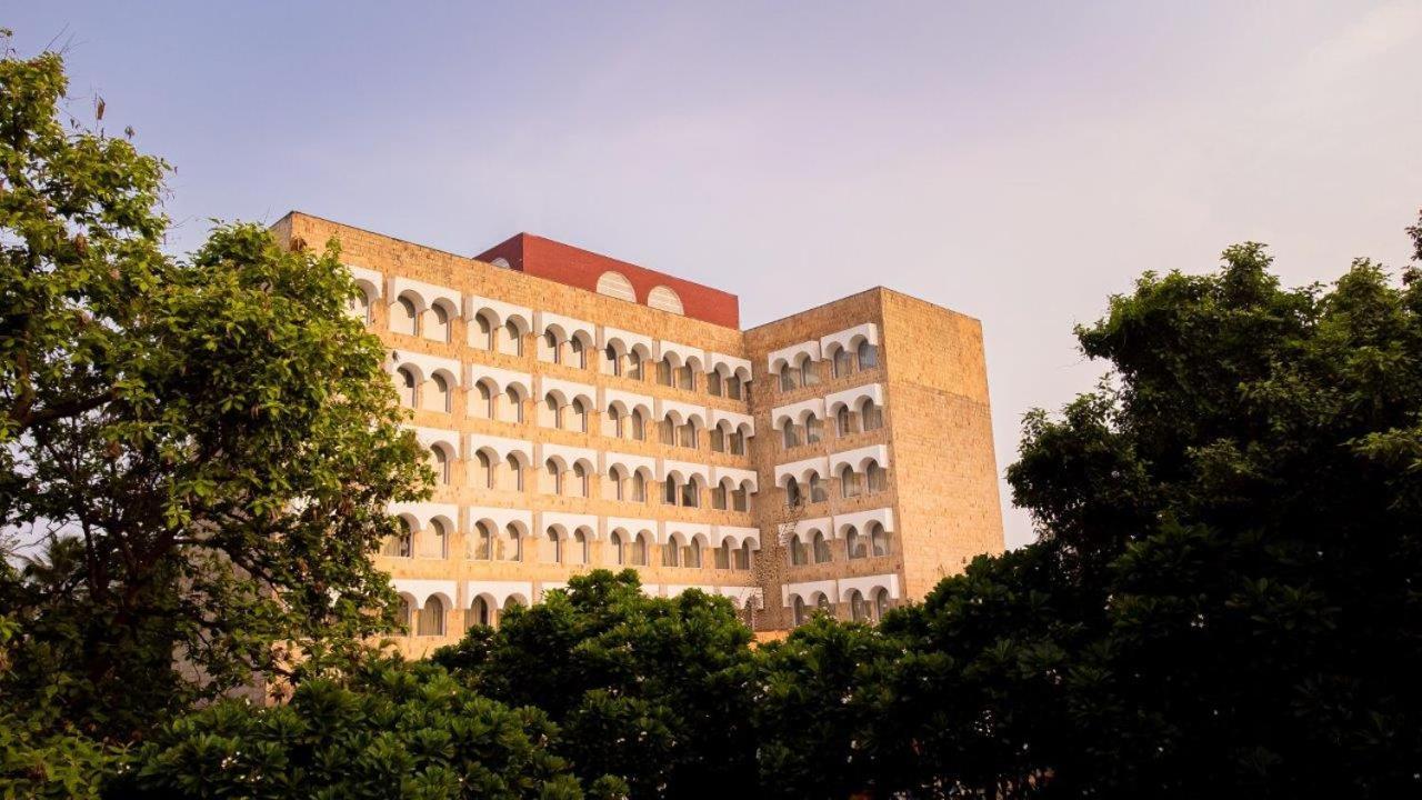 Taj Ganges Varanasi Exterior foto The main building of the university