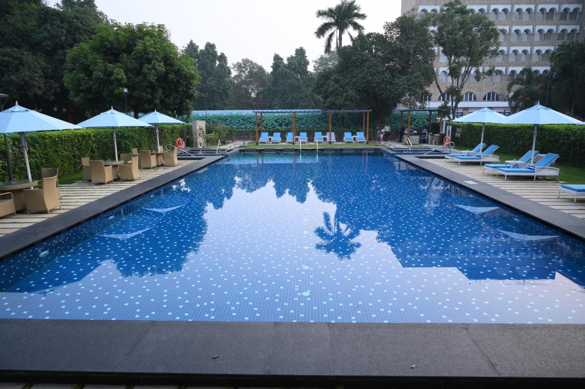Taj Ganges Varanasi Exterior foto Swimming pool at the hotel