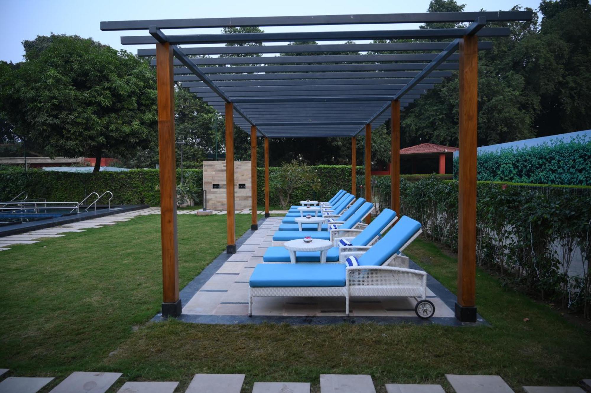 Taj Ganges Varanasi Exterior foto The pool at the Taj Bengal