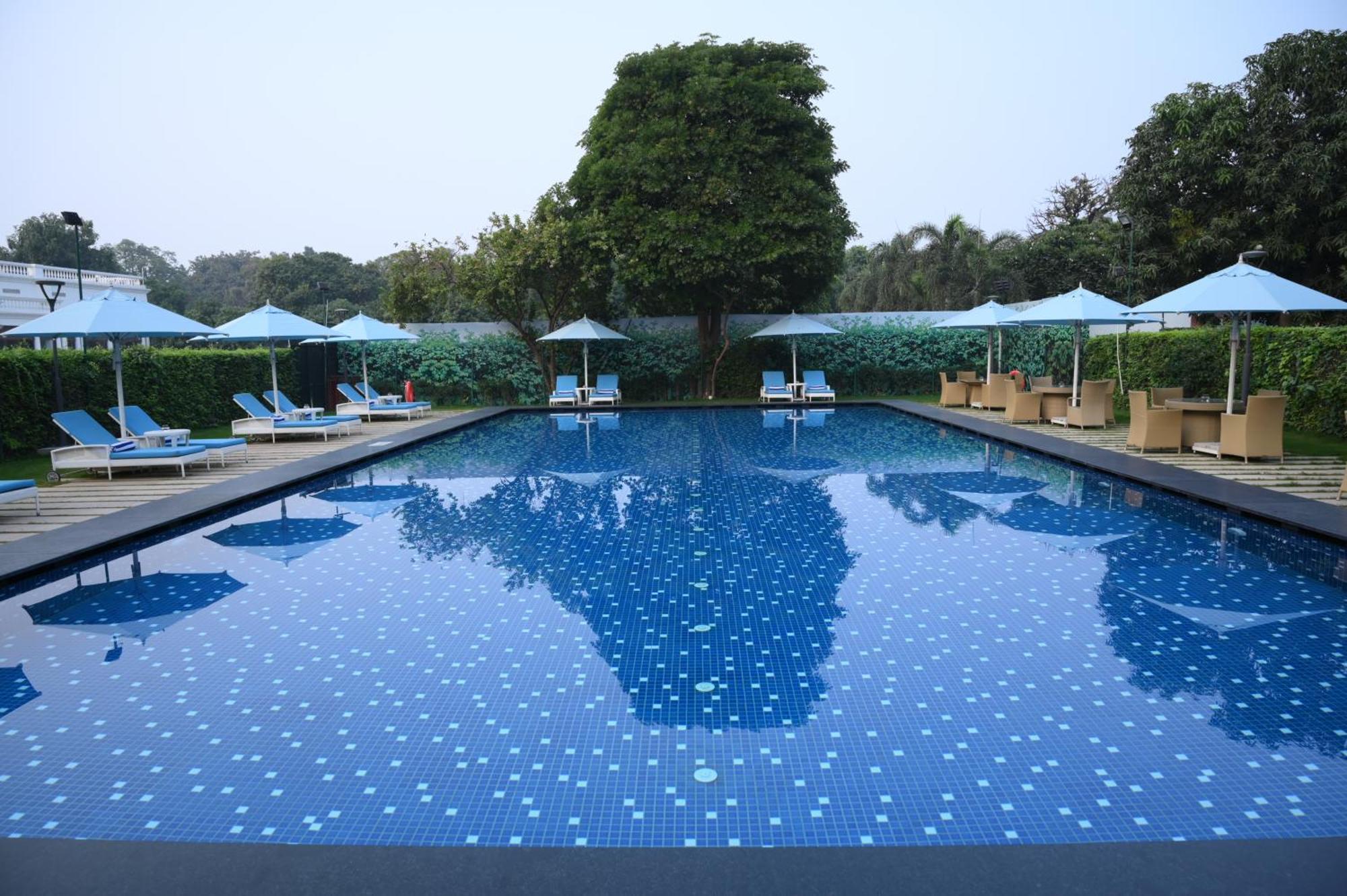 Taj Ganges Varanasi Exterior foto Swimming pool at the Taj Bengal