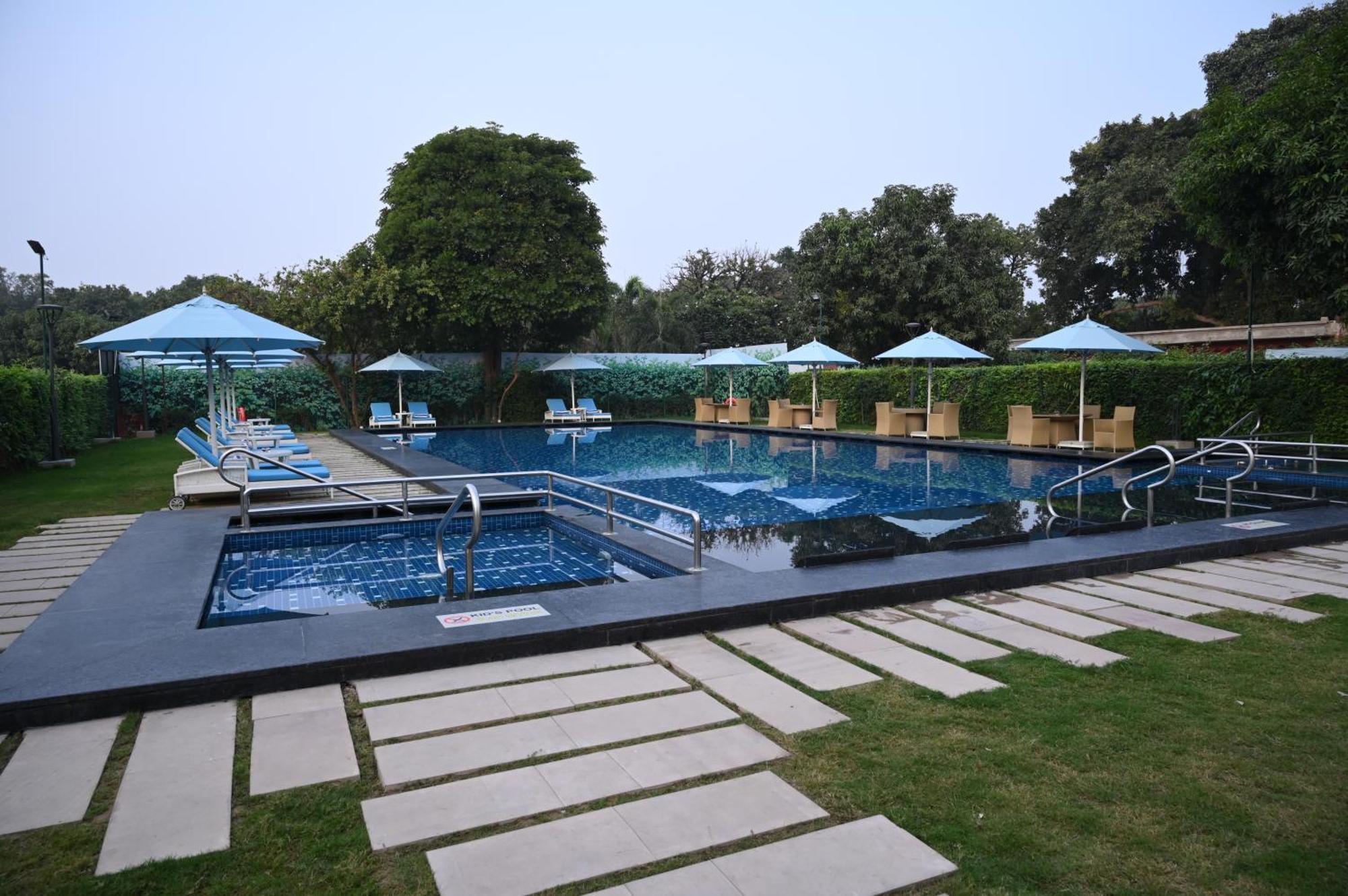 Taj Ganges Varanasi Exterior foto The pool at the Taj Bengal