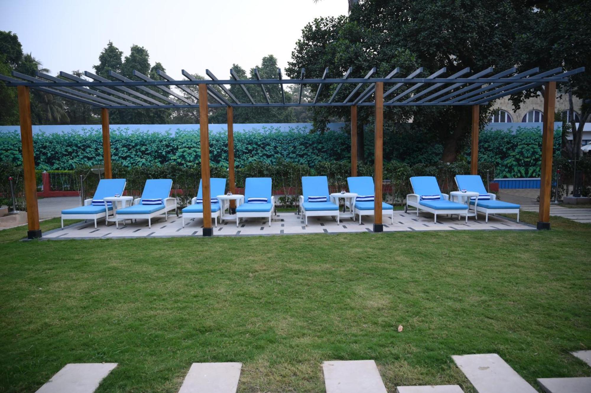 Taj Ganges Varanasi Exterior foto The pool at the hotel