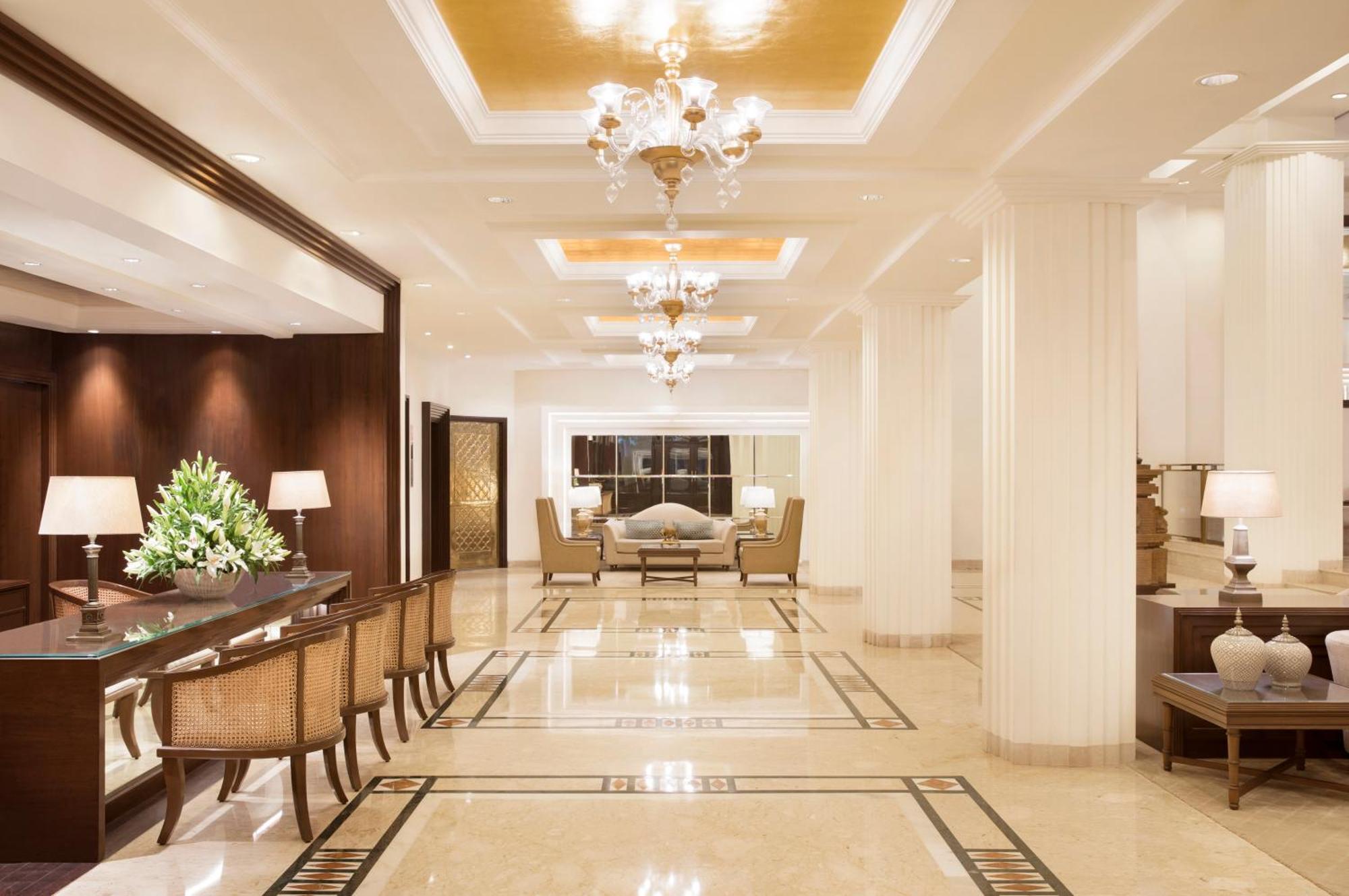 Taj Ganges Varanasi Exterior foto The lobby of the Taj Mahal Palace