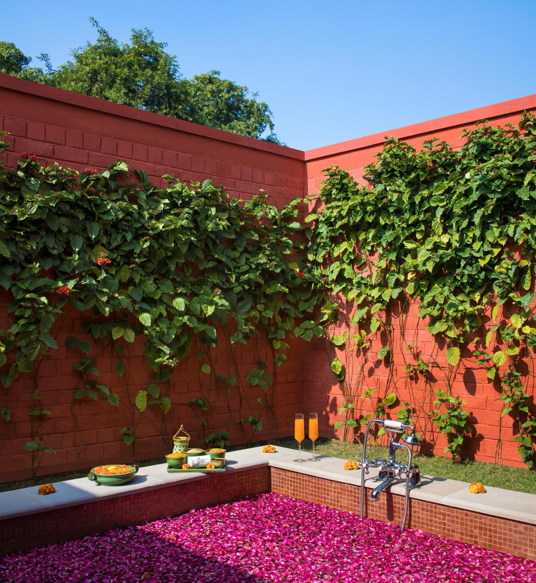 Taj Ganges Varanasi Exterior foto A living wall