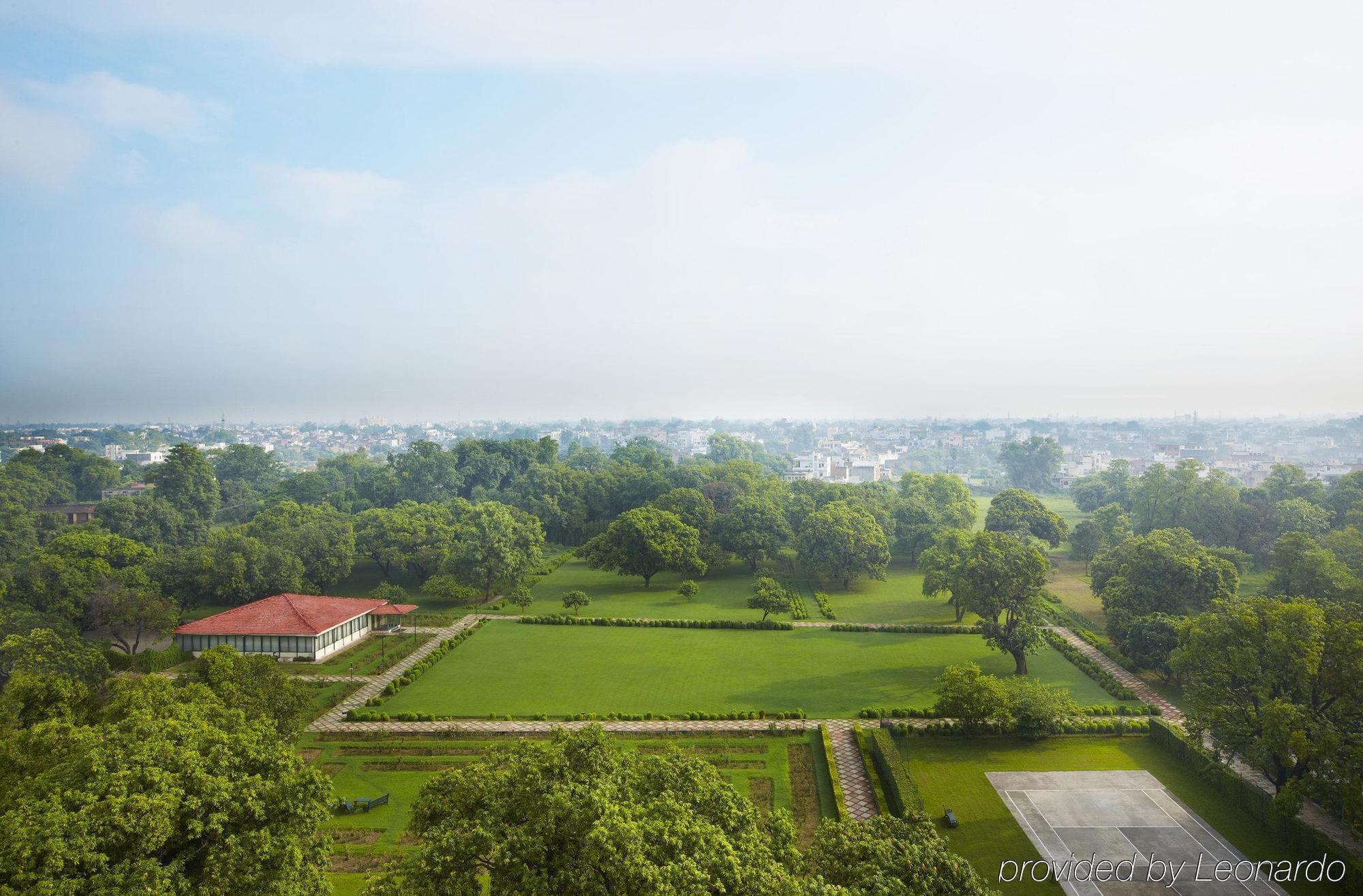 Taj Ganges Varanasi Exterior foto View of the grounds from the tower