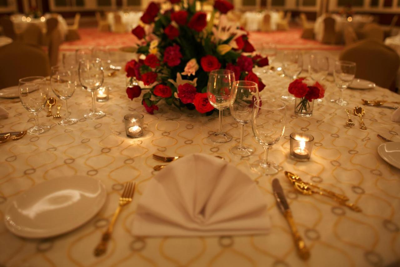 Taj Ganges Varanasi Exterior foto A table set for a formal dinner
