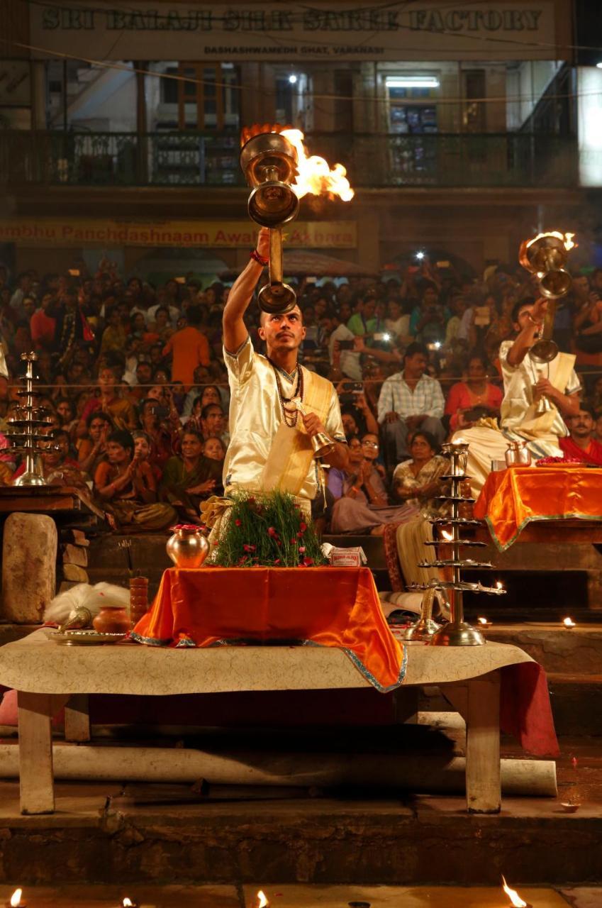 Taj Ganges Varanasi Exterior foto A pandit reciting the Gayatri mantra during the evening aarti at the Triveni ghat, Varanasi