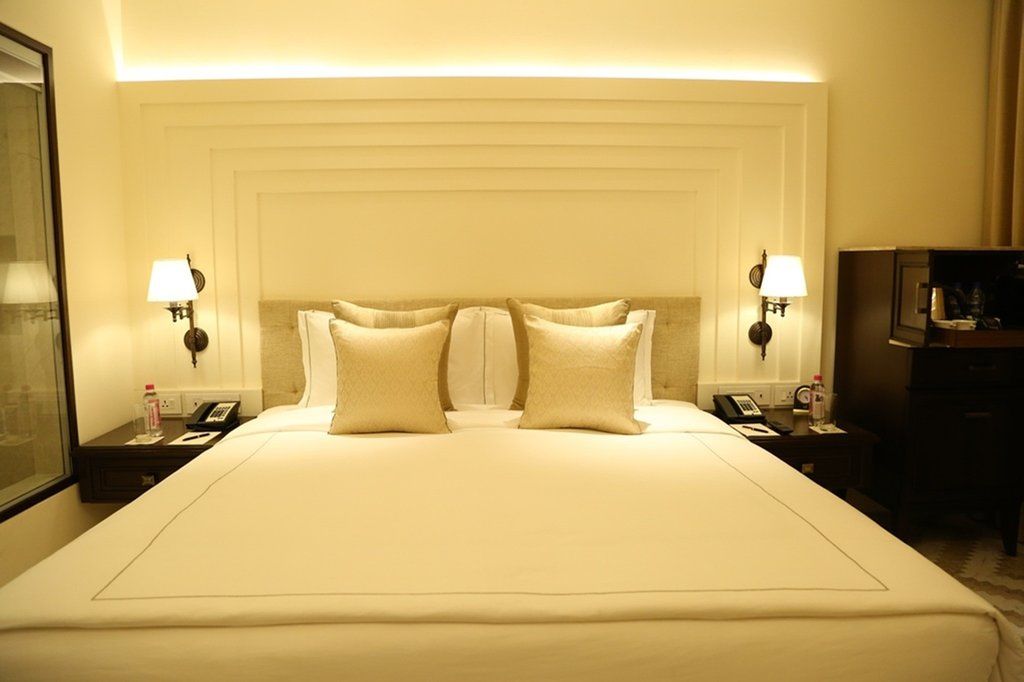 Taj Ganges Varanasi Exterior foto A bedroom at the Taj Mahal Palace